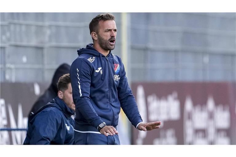 Trainer Hüsni Tahiri  kommt nach dem 4:2 gegen Offenbach mit dem TSV Steinbach Haiger selbstbewusst nach Degerloch.    


Foto: IMAGO/foto2press 