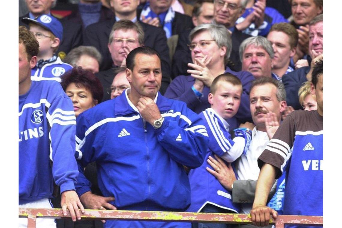 Trainer Huub Stevens, Niels Oude Kamphuis (l) und Olaf Thon (r) können es nicht fassen, doch nicht deutscher Meister zu sein. Foto: Achim Scheidemann