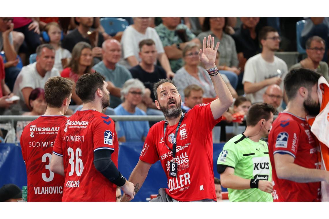 Nach Niederlage im Abstiegs-Gipfel: SG BBM Bietigheim ganz nah am Abgrund Trainer Iker Romero gibt Anweisungen.