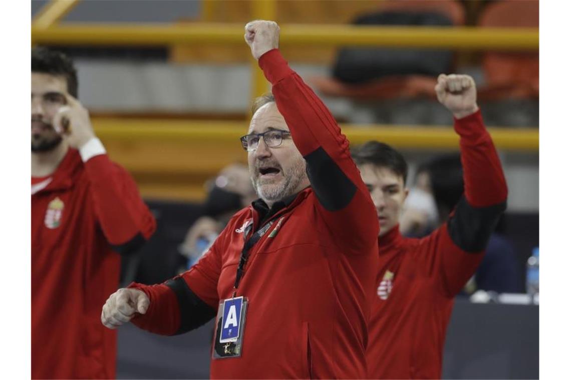 Trainer Istvan Gulyas und die ungarische Mannschaft hatten zuvor schon das deutsche WM-Aus besiegelt. Foto: Petr David Josek/AP POOL/dpa