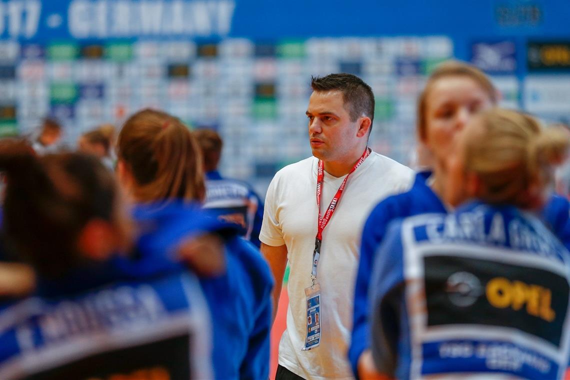 Trainer Jens Holderle blickt noch mit etwas Skepsis der Runde mit der Frauenmannschaft entgegen. Foto: A. Becher