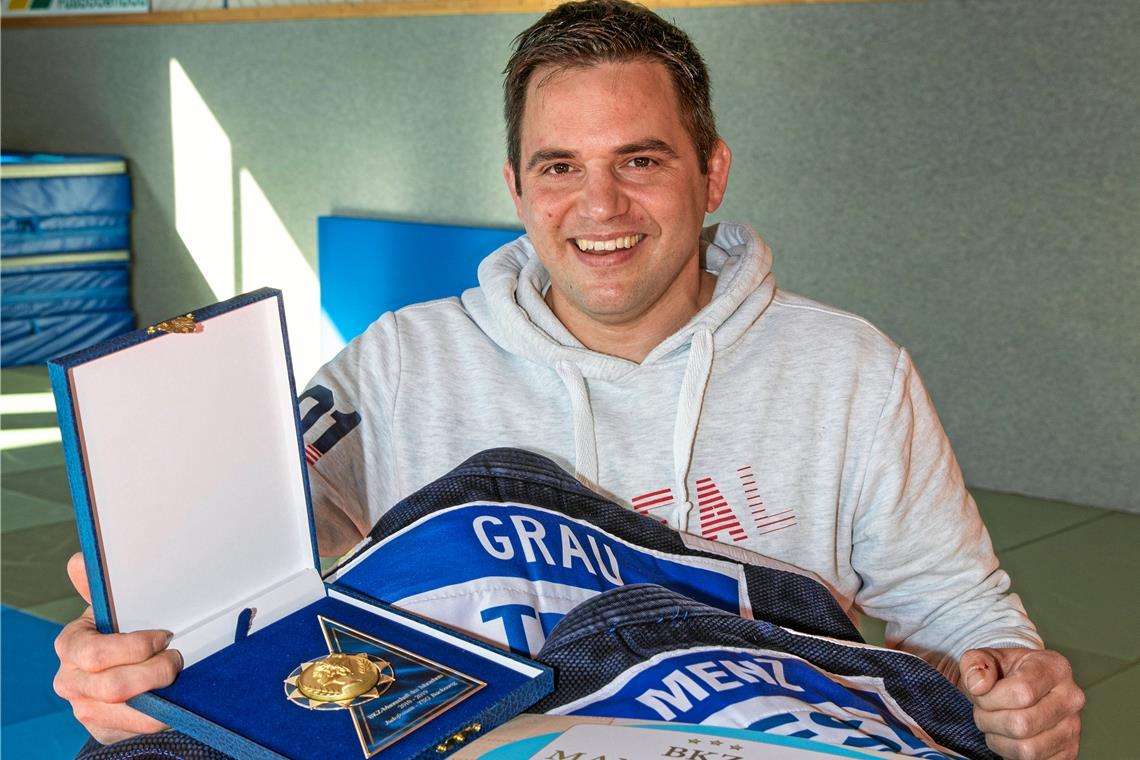 Zwei Turner und ein Judoteam gewinnen Trainer Jens Holderle nimmt den Preis für die Judofrauen der TSG Backnang entgegen. Foto: A. Becher
