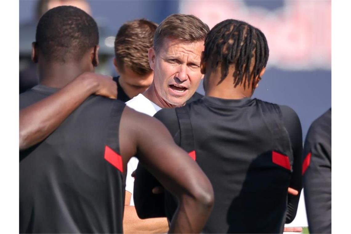 Darüber spricht die Liga: Leipzig unter Druck, Rose-Rückkehr Trainer Jesse Marsch (M) und seine Leipziger stehen schon nach fünf Spieltagen unter Druck. Foto: Jan Woitas/dpa-Zentralbild/dpa