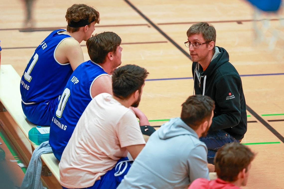 Wochen der Wahrheit für die Basketballer Trainer Jörg Blaetter schwört die TSG-Basketballer auf den Endspurt ein, der mit dem Aufstieg gekrönt werden könnte. Foto: A. Becher