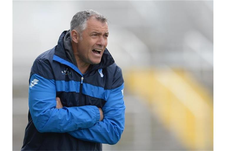 Trainer Jürgen Ehrmann von Hoffenheim gibt eine Anweisung. Foto: picture alliance / dpa / Archivbild