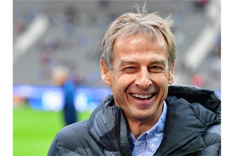 Trainer Jürgen Klinsmann von Hertha lacht vor dem Spiel. Foto: Soeren Stache/dpa-Zentralbild/dpa