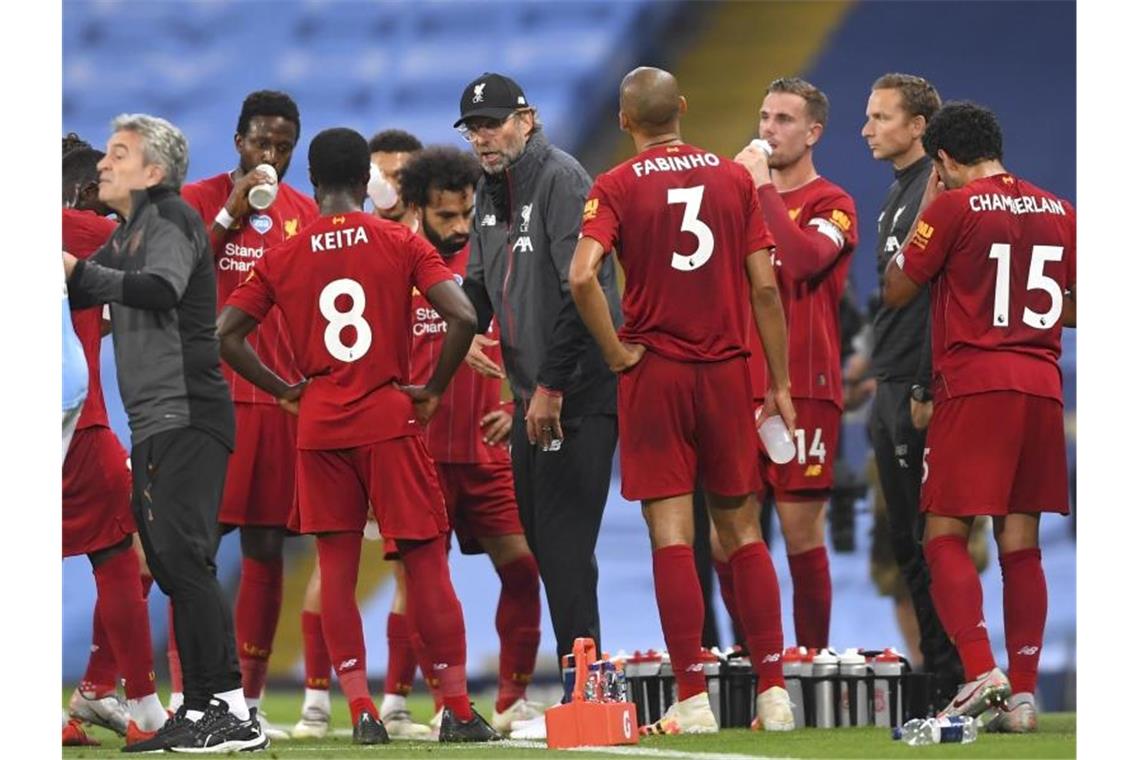 Trainer Jürgen Klopp (M.) kassierte mit dem FC Liverpool eine deutliche Niederlage. Foto: Laurence Griffiths/Pool Getty/AP/dpa