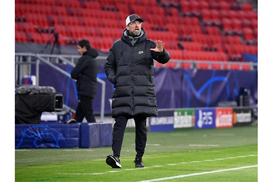 Salah und Mané treffen: Liverpool bestraft RB-Pannen-Abwehr Trainer Jürgen Klopp vom FC Liverpool gibt seinem Team Anweisungen. Foto: Marton Monus/dpa