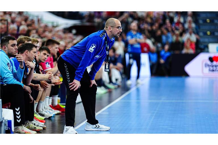 Trainer Jürgen Schweikardt musste eine Niederlage seines TVB Stuttgart in Flensburg sehen.