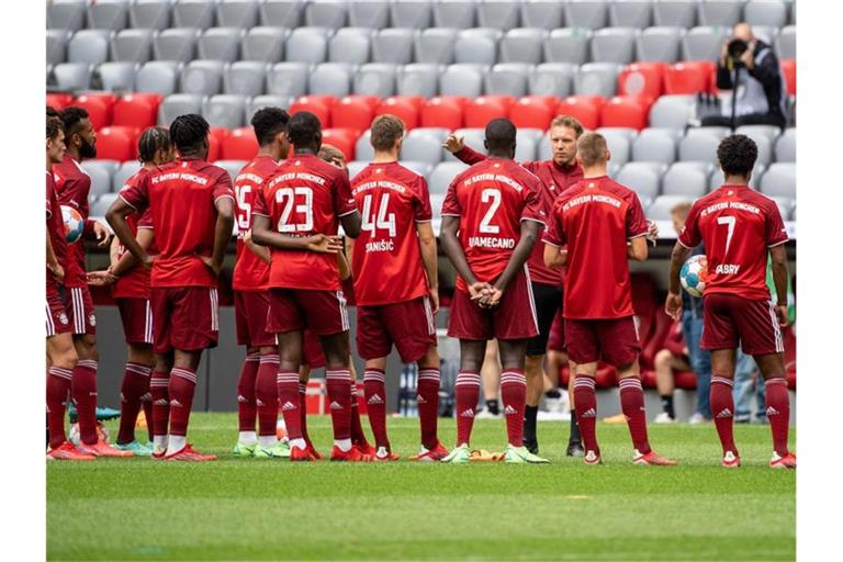 Trainer Julian Nagelsmann (3.v.r.) will mit dem FC Bayern München erfolgreich in die Bundesliga-Saison starten. Foto: Matthias Balk/dpa