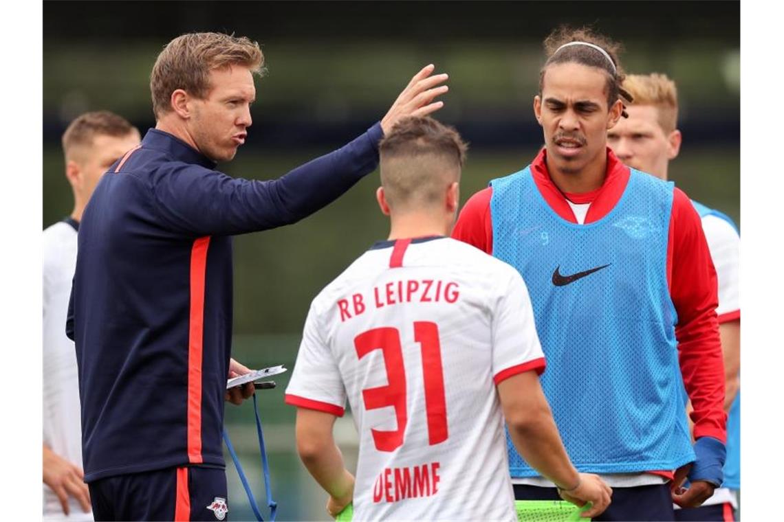 Trainer Julian Nagelsmann (l) will sich mit RB Leipzig an der Tabellenspitze behaupten. Foto: Jan Woitas