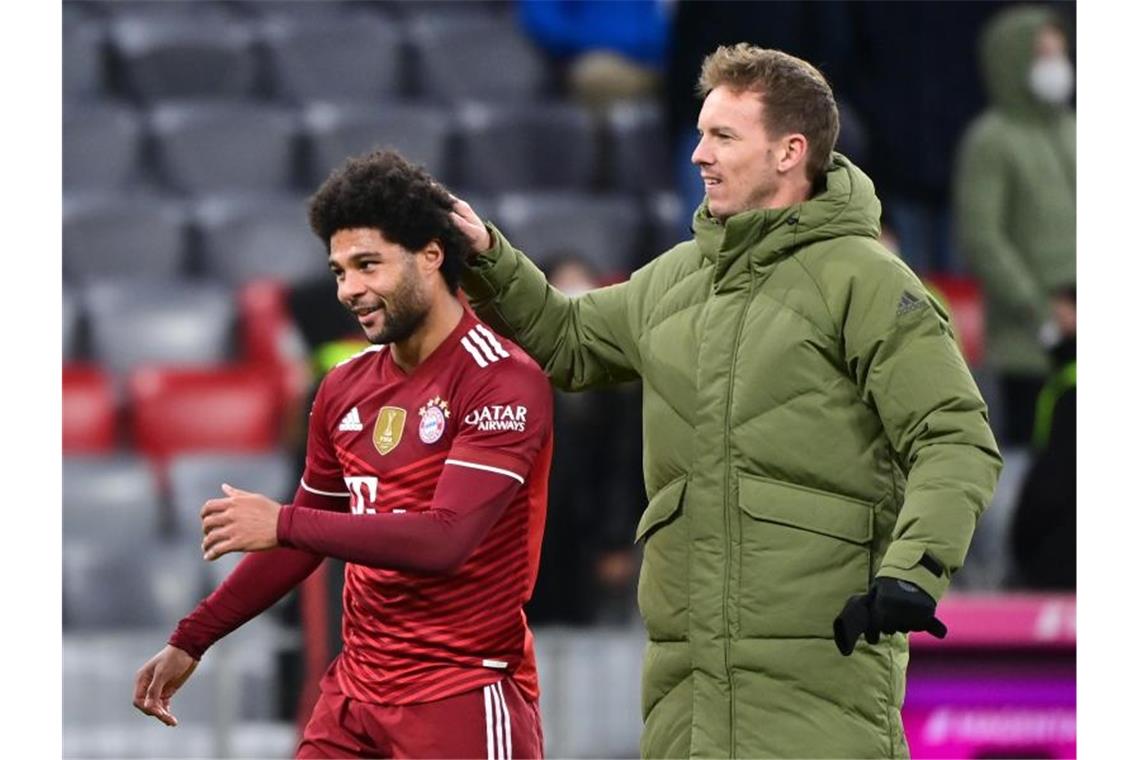 FC Bayern peilt Rekorde an - „Emotionalen Fauxpas“ vermeiden Trainer Julian Nagelsmann muss gegen den FC Barcelona auf Serge Gnabry (l) verzichten. Foto: Peter Kneffel/dpa