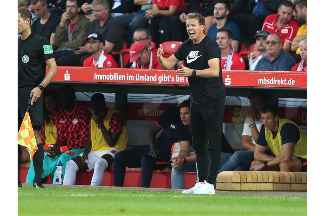 Trainer Julian Nagelsmann (r) erwischte mit RB Leipzig einen Traumstart. Foto: Andreas Gora