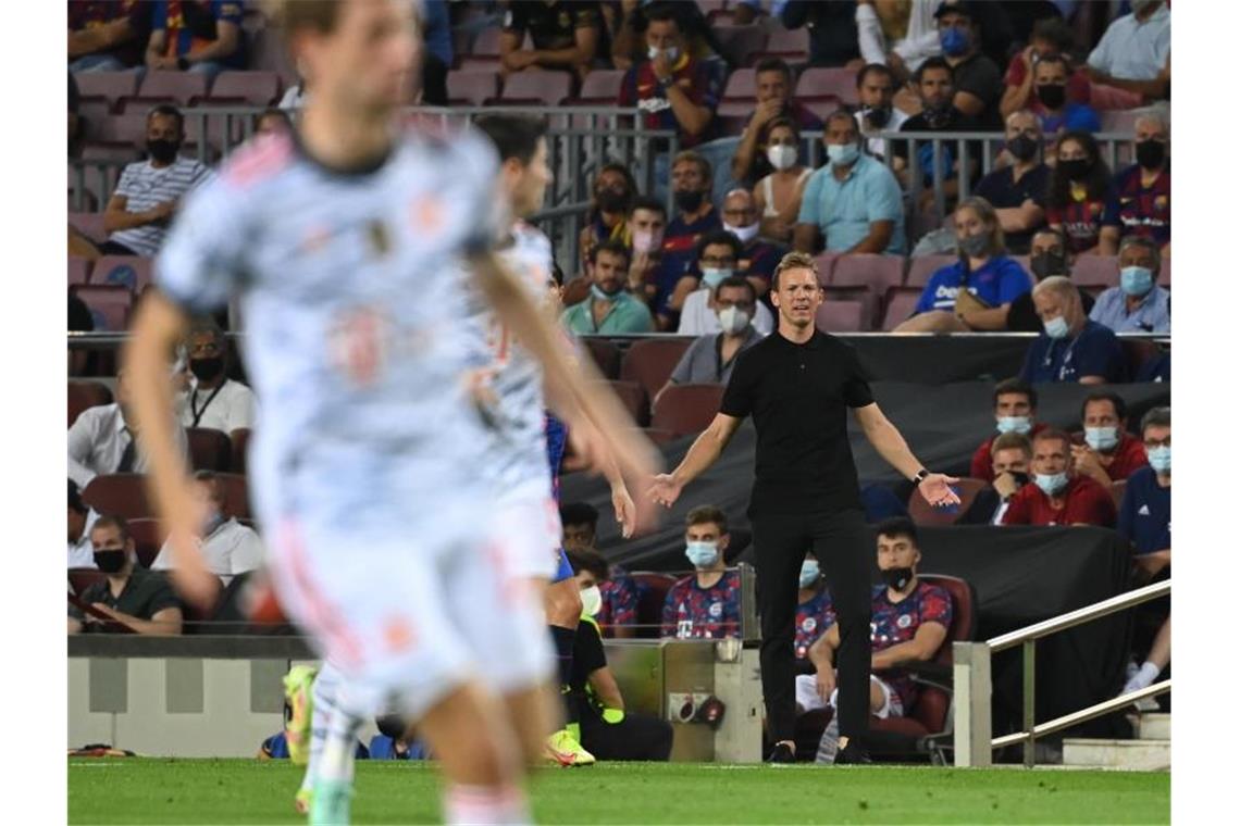 FC Bayern demütigt Barcelona erneut: Klarer Sieg im Camp Nou Trainer Julian Nagelsmann (r) stand erstmals in der Champions League beim FC Bayern München an der Seitenlinie. Foto: Sven Hoppe/dpa
