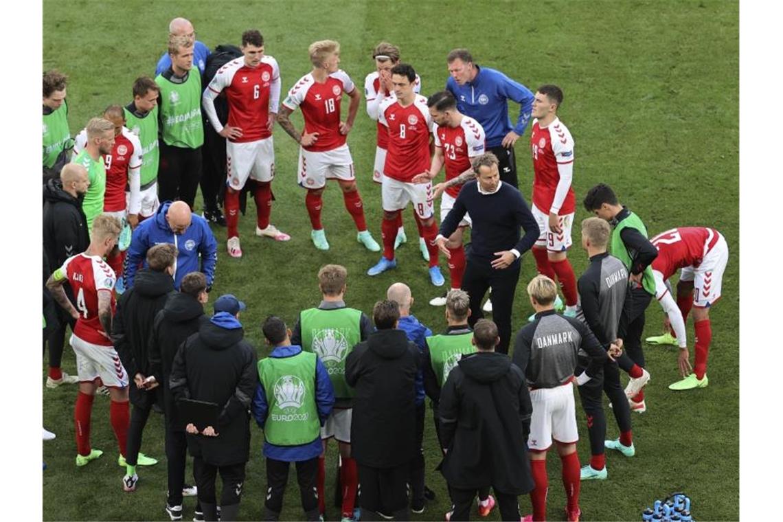 Trainer Kasper Hjulmand von Dänemark spricht während der Halbzeitpause mit seinen Spielern. Foto: Wolfgang Rattay/POOL REUTERS/AP/dpa