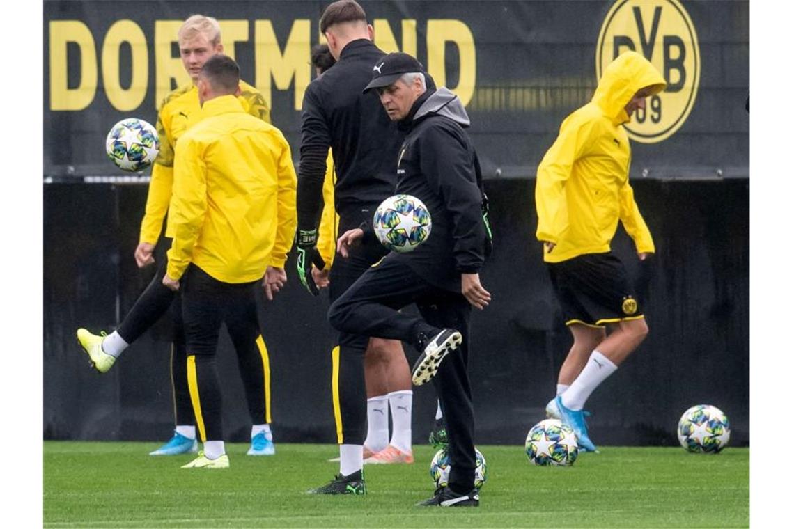 Trainer Lucien Favre (vorn) nimmt am Abschlusstraining teil. Der BVB rechnet sich durchaus Chancen gegen den FC Barcelona aus. Foto: Bernd Thissen