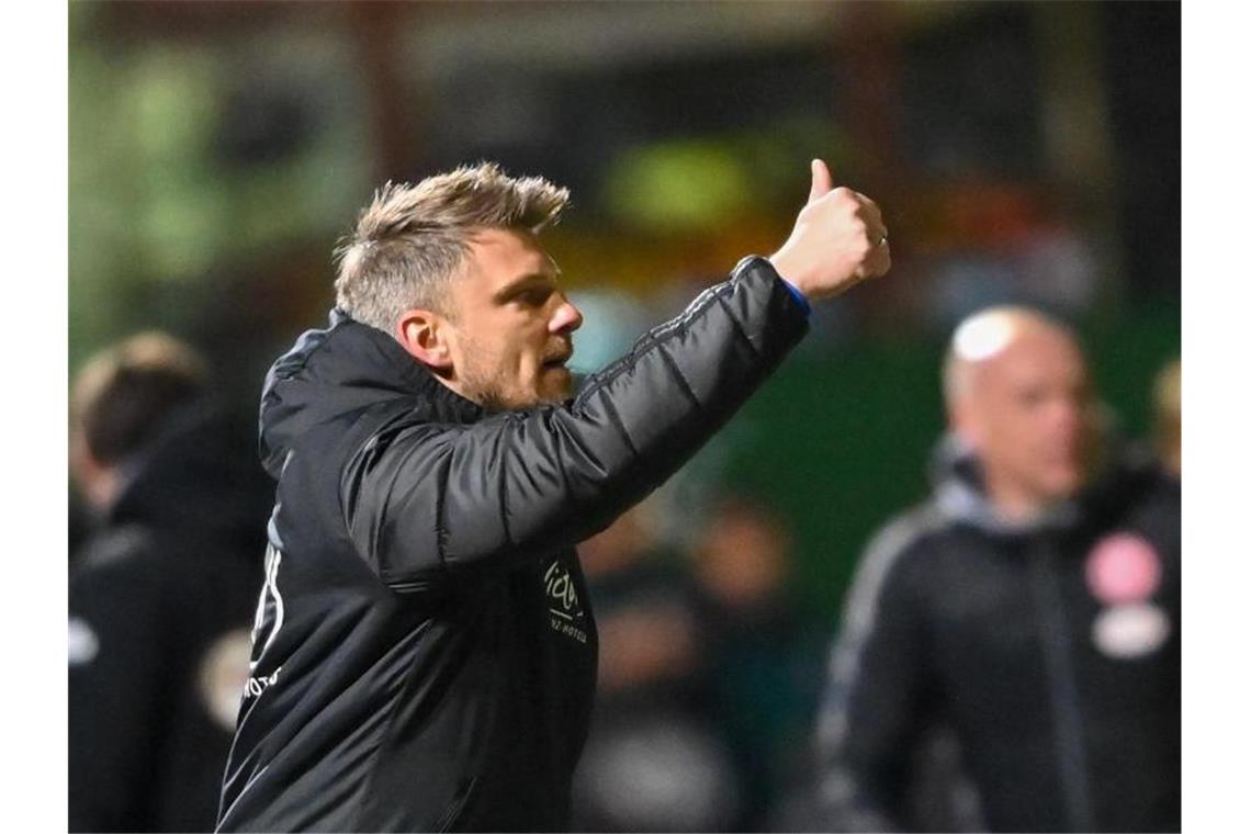 Trainer Lukas Kwasniok möchte mit dem 1. FC Saarbrücken ins DFB-Pokalfinale. Foto: Oliver Dietze/dpa