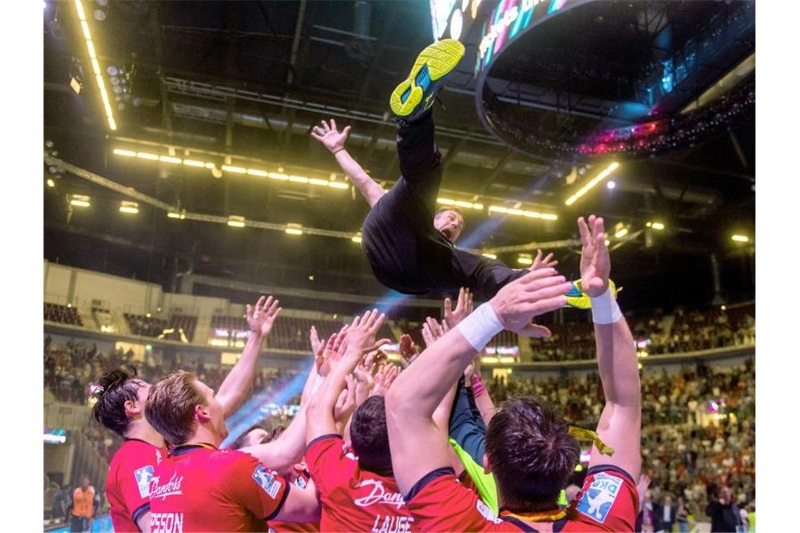 Herzschlagfinale: Flensburg jubelt, Gummersbach weint Trainer Machulla wird von seinen Spielern in die Höhe geworfen. Foto: Benjamin Nolte