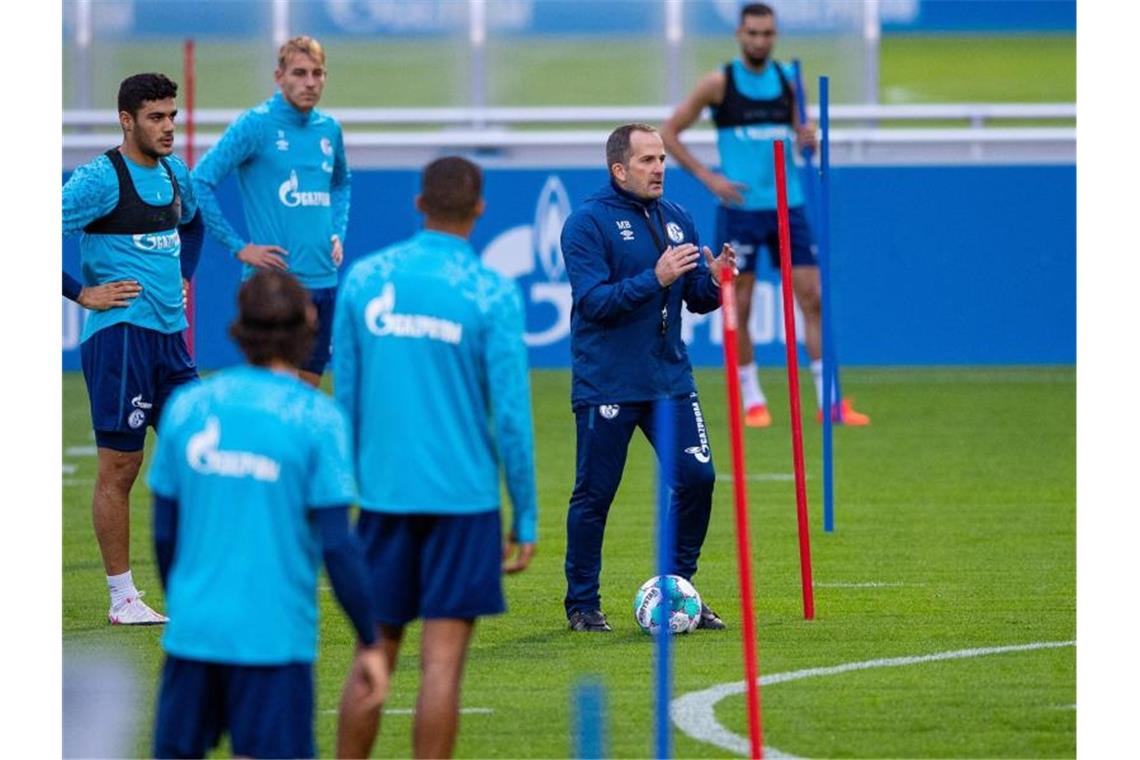 Trainer Manuel Baum (2.v.r.) feiert beim FC Schalke 04 sein Debüt. Foto: Guido Kirchner/dpa