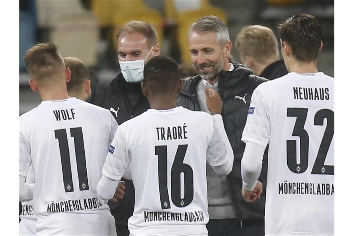 Trainer Marco Rose (2.v.r) gratuliert den Spielern von Borussia Mönchengladbach zum Sieg über Schachtjor Donezk. Foto: Efrem Lukatsky/AP/dpa