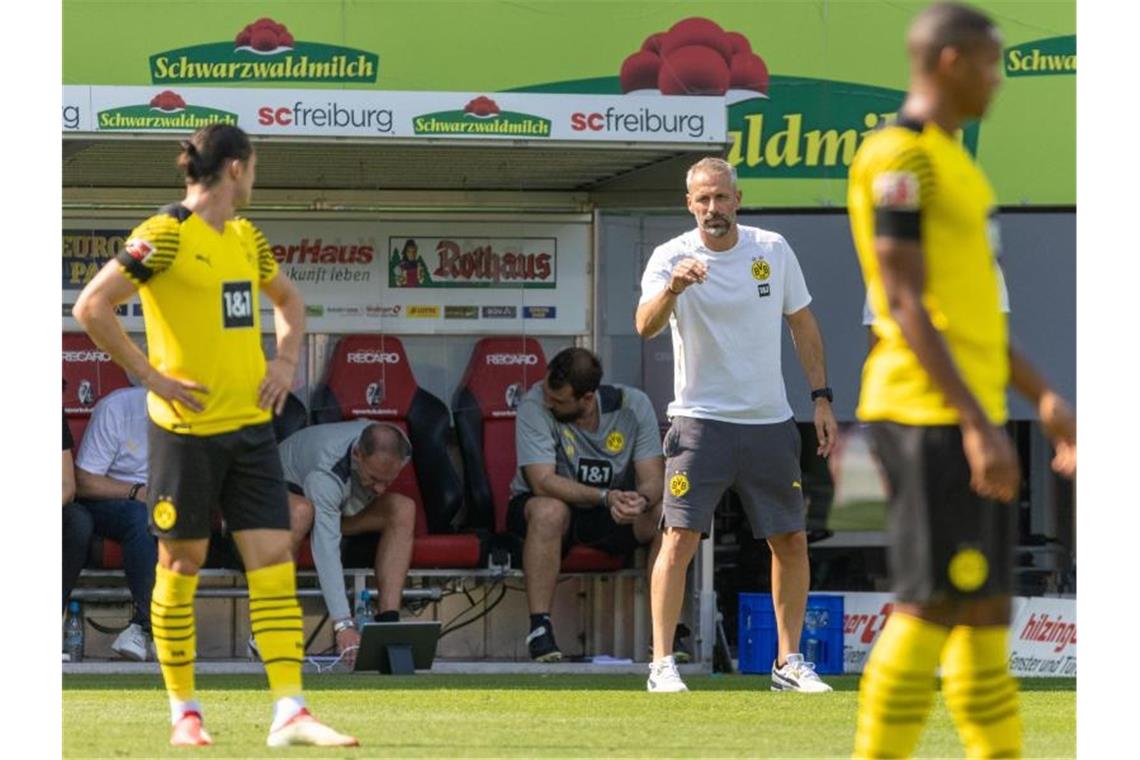 Trainer Marco Rose (M) und seine Dortmunder mussten gegen Freiburg eine Niederlage einstecken. Foto: Philipp von Ditfurth/dpa