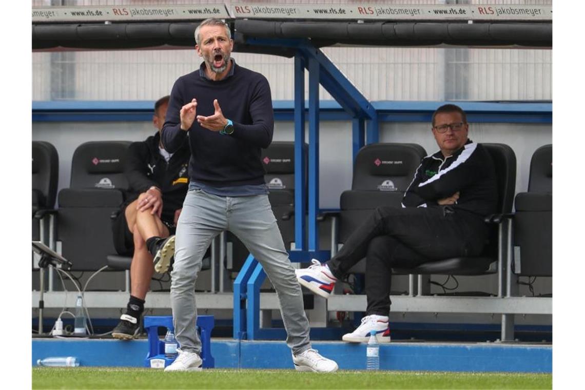 Trainer Marco Rose und seinen Gladbachern fehlt nur ein Punkt zum Einzug in die Champions League. Foto: Friso Gentsch/dpa