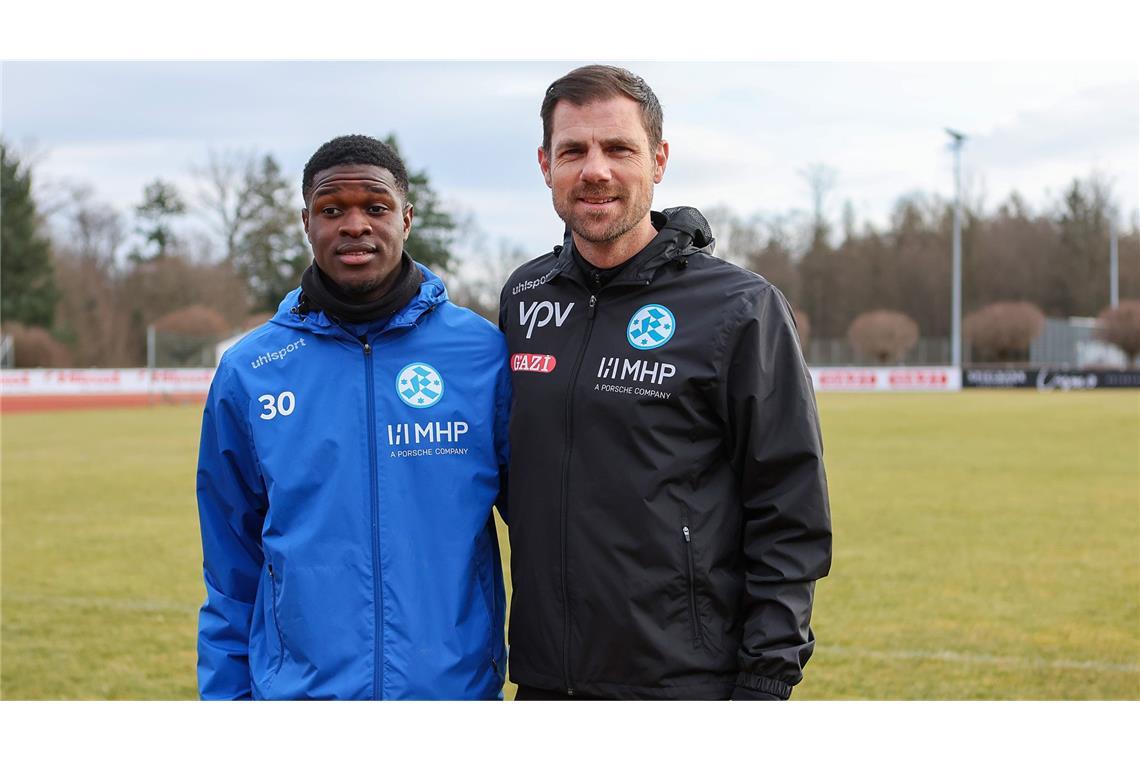 Trainer Marco Wildersinn mit Winter-Neuzugang Abdoulie Mboob.