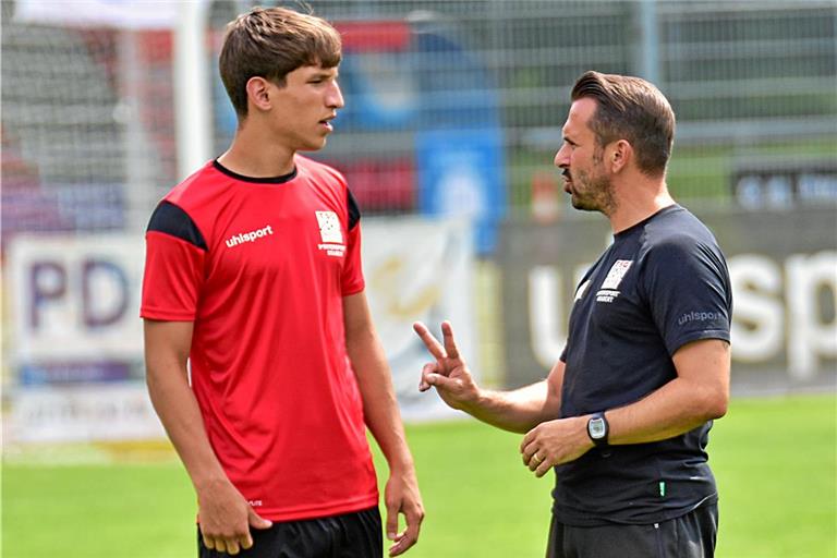 Trainer Mario Marinic (rechts) muss insgesamt elf neue Spieler integrieren – darunter auch Mark Gashi, der von der SG Sonnenhof Großaspach gekommen ist. Fotos: Tobias Sellmaier