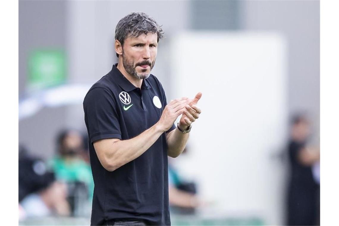 Trainer Mark van Bommel führte den VfL Wolfsburg an die Spitze. Foto: Tom Weller/dpa