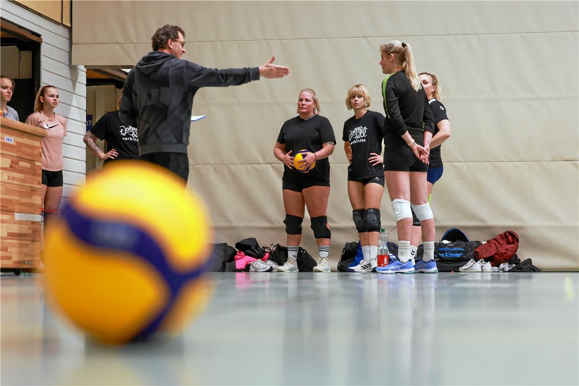 Der Endspurt für den Ligaverbleib beginnt Trainer Markus Sutterer weiht die Volleyballerinnen der TSG Backnang Kim Prade, Gwen Szabo, Milana Schroeder, Andrea Lachenmaier, Anne Pötzl, Alexandra Berger und Caroline Leutz (von links) in seinen Spielplan ein. Foto: Alexander Becher