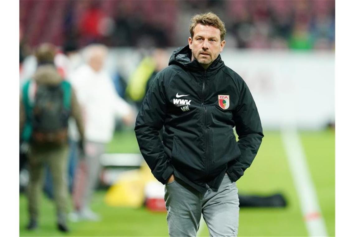 FC Augsburg will an Stuttgart „ranrücken“: „Problemfälle“ Trainer Markus Weinzierl kommt ins Stadion. Foto: Uwe Anspach/dpa/Archivbild