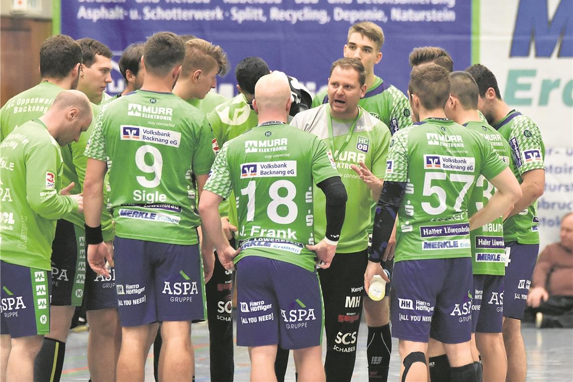 Im Zeichen des Abschieds Trainer Matthias Heineke schwört seine Akteure aufs letzte Saisonspiel ein. Foto: T. Sellmaier