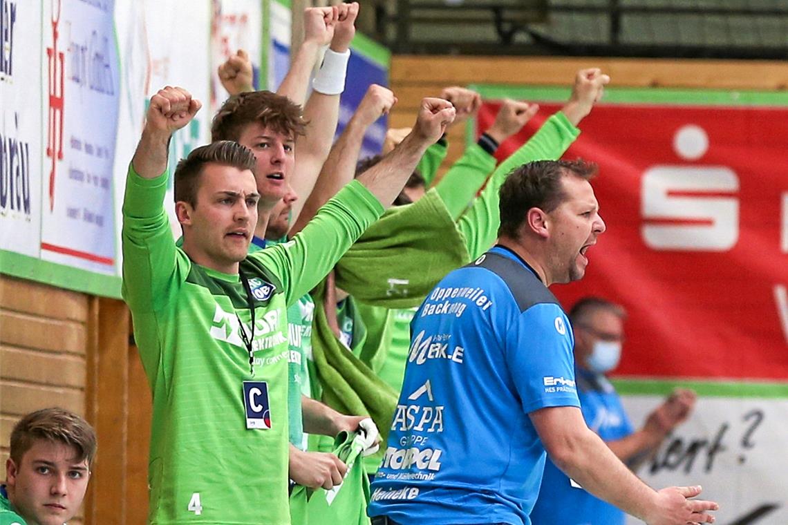 Mit dem Heimvorteil
kann der Aufstieg gelingen Trainer Matthias Heineke und die HCOB-Handballer wollen im morgigen Heimspiel alles geben, um die Überraschung noch zu schaffen. Foto: A. Becher