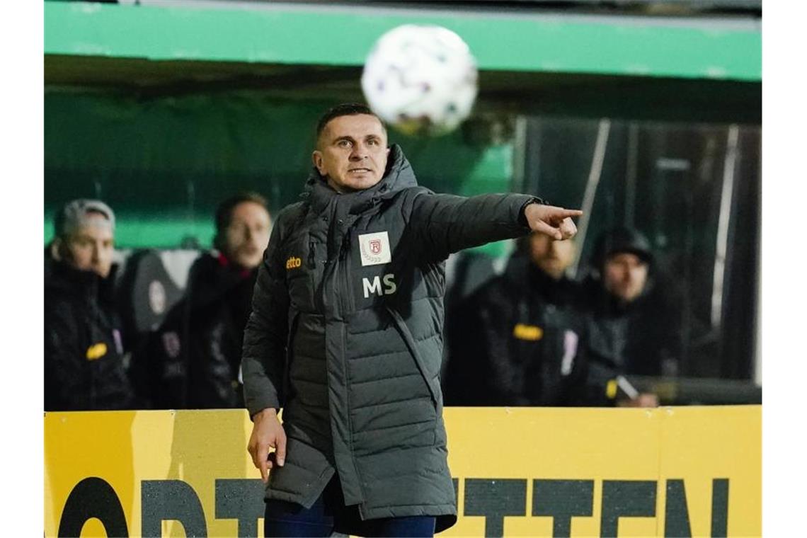 Essen schockt Düsseldorf - Mainzer Schützen zeigen Nerven Trainer Mersad Selimbegovic gibt die Richtung vor - für Jahn Regensburg geht es ins DFB-Pokal-Achtelfinale. Foto: Uwe Anspach/dpa