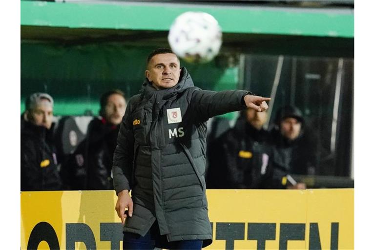 Trainer Mersad Selimbegovic gibt die Richtung vor - für Jahn Regensburg geht es ins DFB-Pokal-Achtelfinale. Foto: Uwe Anspach/dpa