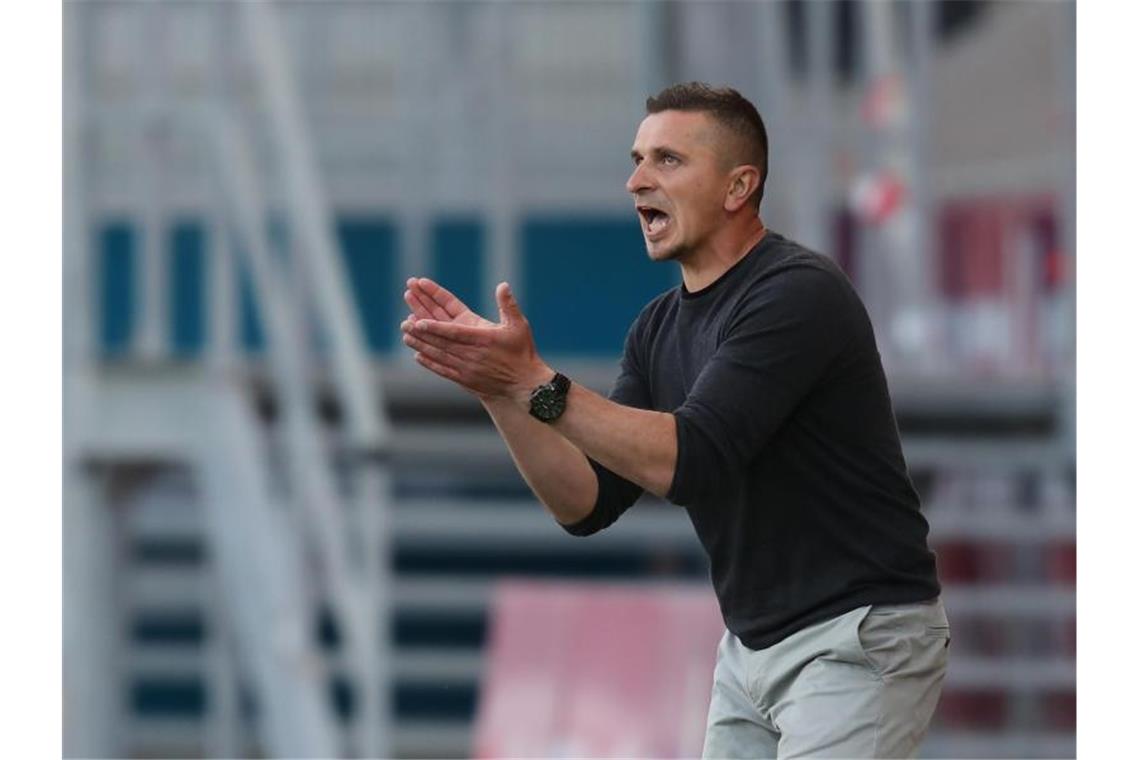 Trainer Mersad Selimbegovic gibt während des Spiels am Spielfeldrand Anweisungen. Foto: Daniel Karmann/dpa-Pool/dpa/Archivbild/Archivbild