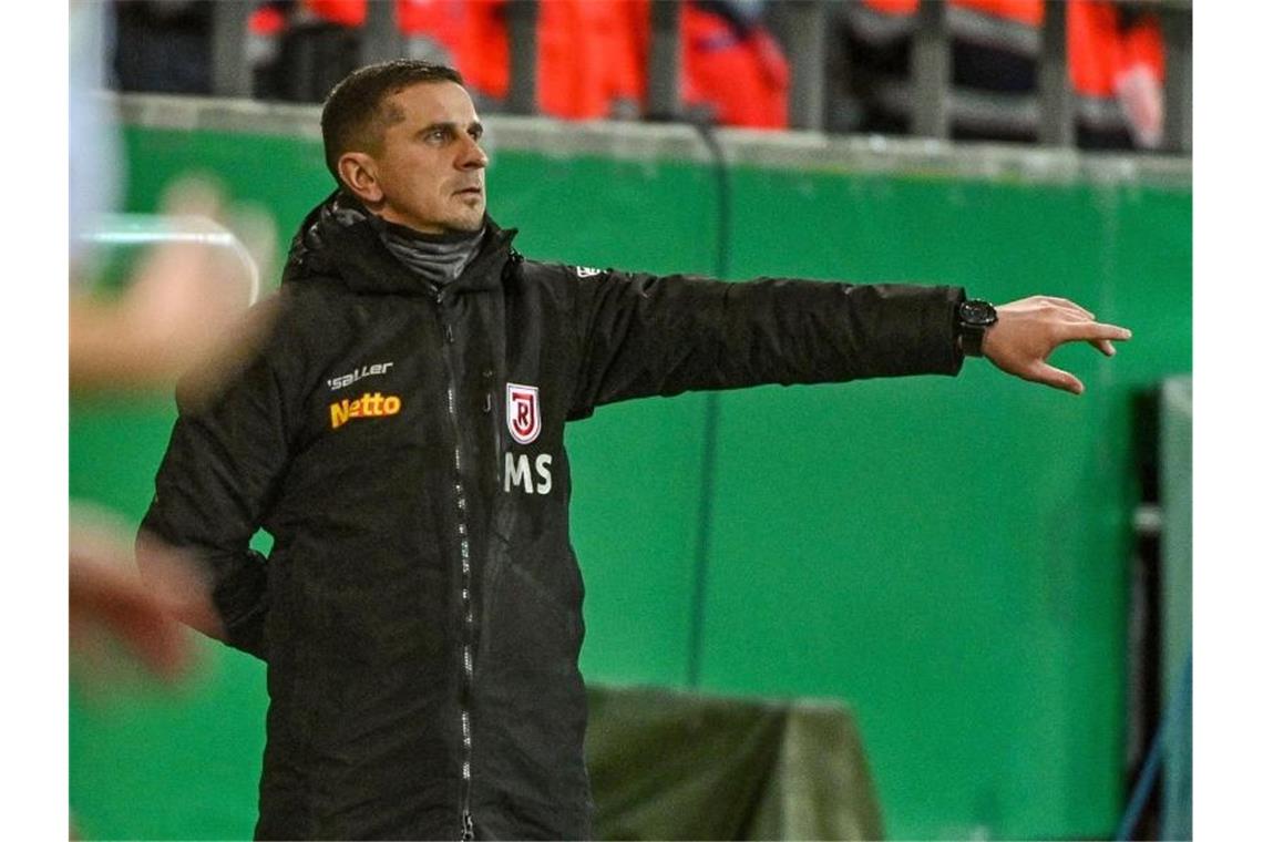 Letztes Halbfinal-Ticket: Jahn Regensburg empfängt Werder Trainer Mersad Selimbegovic glaubt an die Chance von Jahn Regensburgs im Pokal gegen Werder Bremen. Foto: Armin Weigel/dpa