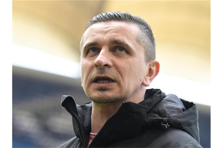 Trainer Mersad Selimbegovic von Jahn Regensburg. Foto: Daniel Bockwoldt/dpa/Archivbild