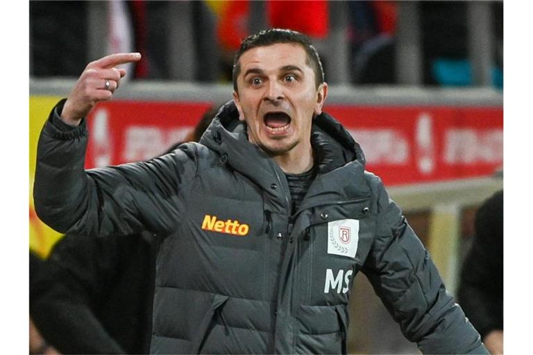 Trainer Mersad Selimbegovic von Regensburg steht am Spielfeldrand. Foto: Armin Weigel/dpa/Archivbild