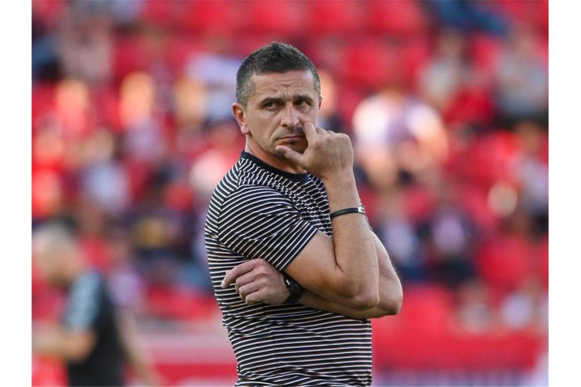 Jahn Regensburg geht „gallig und gierig“ ins Karlsruhe-Spiel Trainer Mersad Selimbegovic von Regensburg steht vor dem Spiel im Stadion. Foto: Armin Weigel/dpa/Archiv
