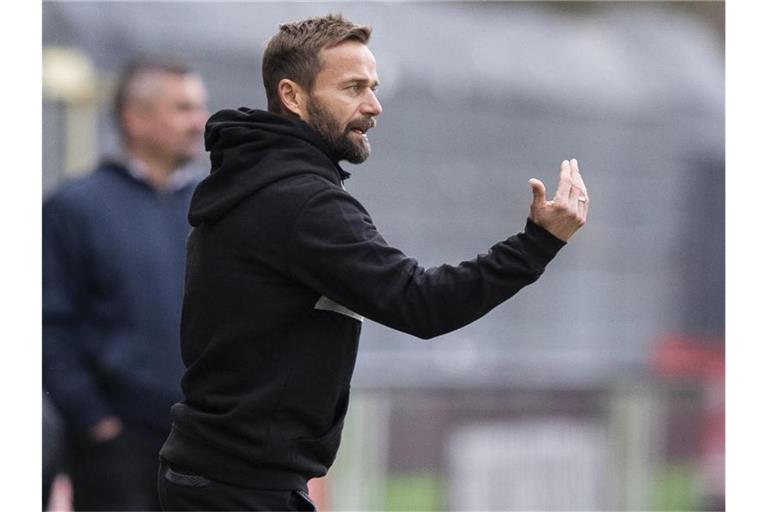 Trainer Michael Schiele gestikuliert. Foto: Tom Weller/dpa/Archivbild