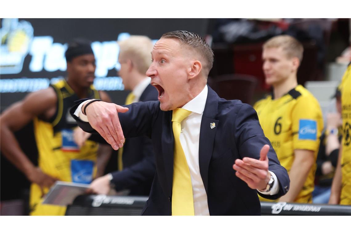 MHP Riesen Ludwigsburg kommen in Chemnitz unter die Räder Trainer Mikko Riipinen schreit sich den Frust von der Seele.