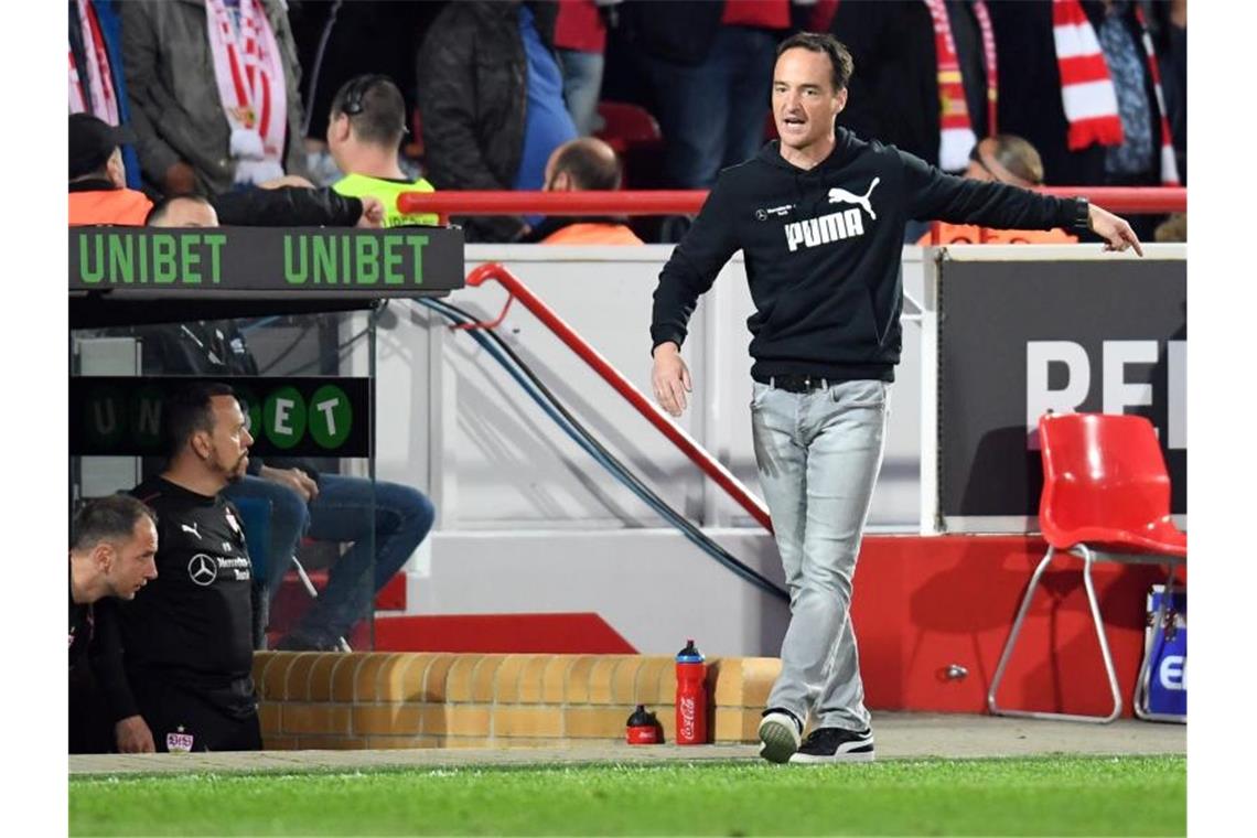 Trainer Nico Willig (r) von Stuttgart steht am Spielfeldrand. Foto: Jörg Carstensen/dpa/Archivbild