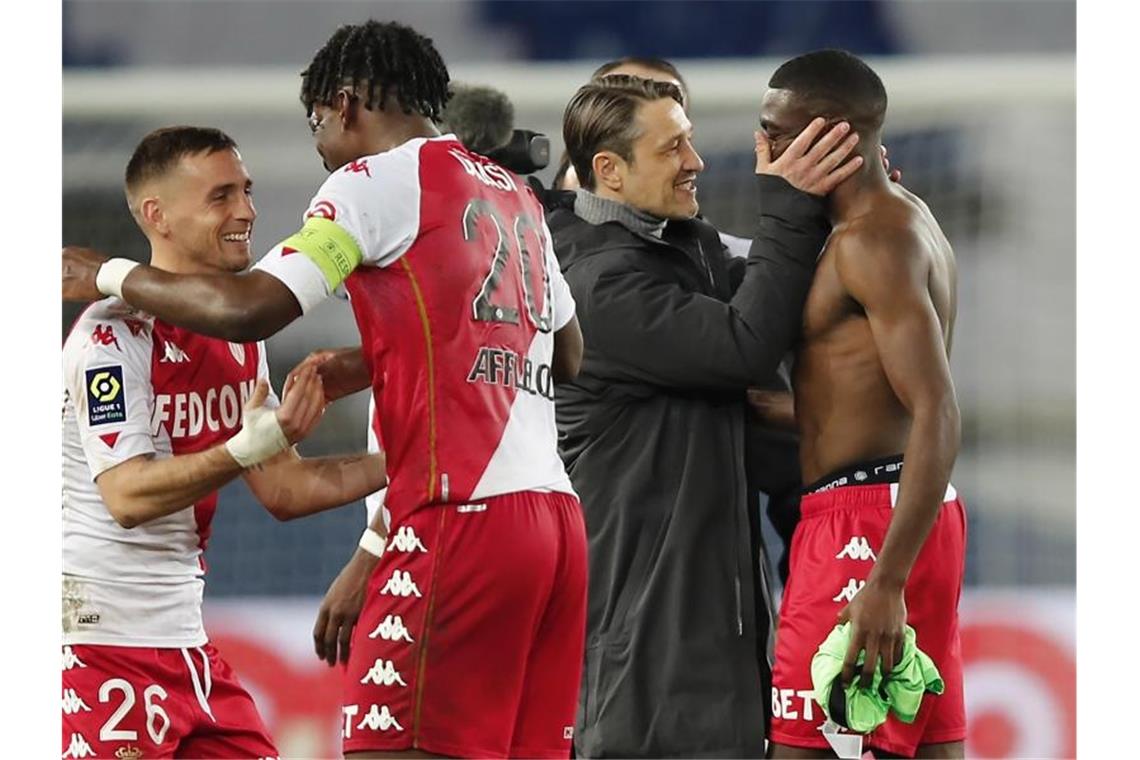 Nach Sieg gegen Paris: Kovac redet nicht von Meistertitel Trainer Niko Kovac (2.v.r) gewann mit der AS Monaco das Spitzenspiel bei Paris Saint-Germain. Foto: Francois Mori/AP/dpa