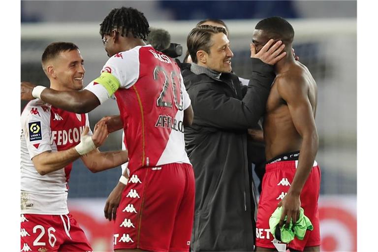 Trainer Niko Kovac (2.v.r) gewann mit der AS Monaco das Spitzenspiel bei Paris Saint-Germain. Foto: Francois Mori/AP/dpa