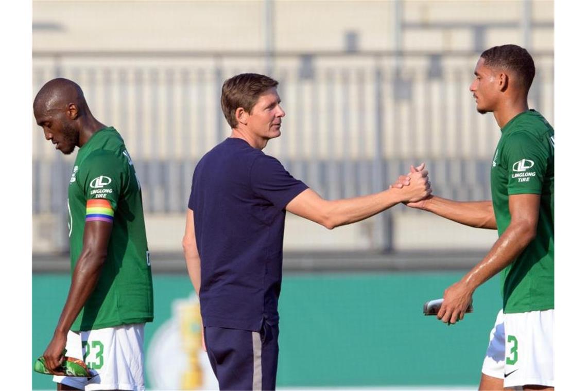 Trainer Oliver Glasner (M.), Maxence Lacroix (r) und Josuha Guilavogui starten mit dem VfL Wolfsburg in den Europapokal. Foto: Soeren Stache/dpa-Zentralbild/dpa