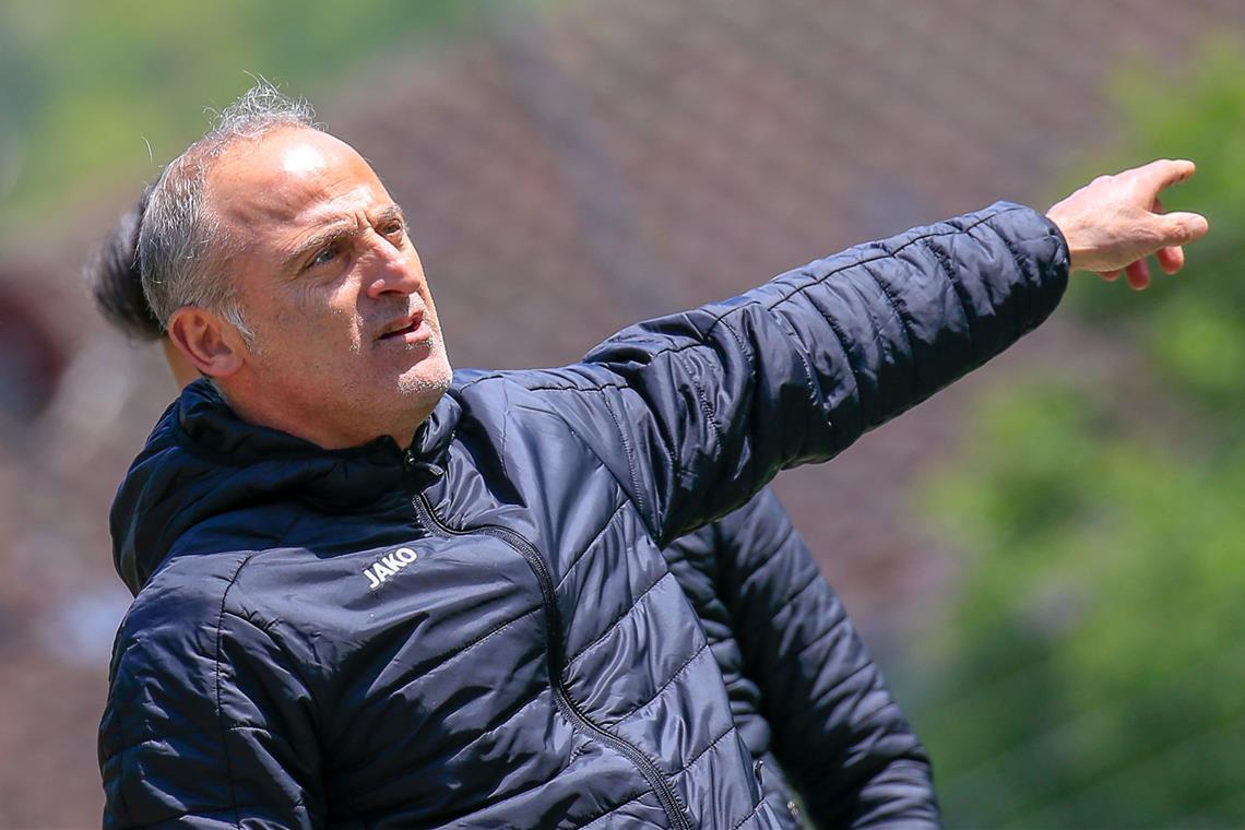 Das Murrhardter Derby steht im Zeichen des Abstiegskampfs Trainer Onufrios Michailidis will den TSC Murrhardt in der Tabelle langsam weiter nach oben führen. Foto: Alexander Becher