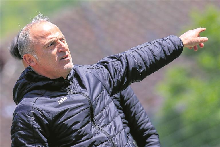 Trainer Onufrios Michailidis zeigt die Richtung für die Fußballer des TSC Murrhardt an. Foto: A. Becher