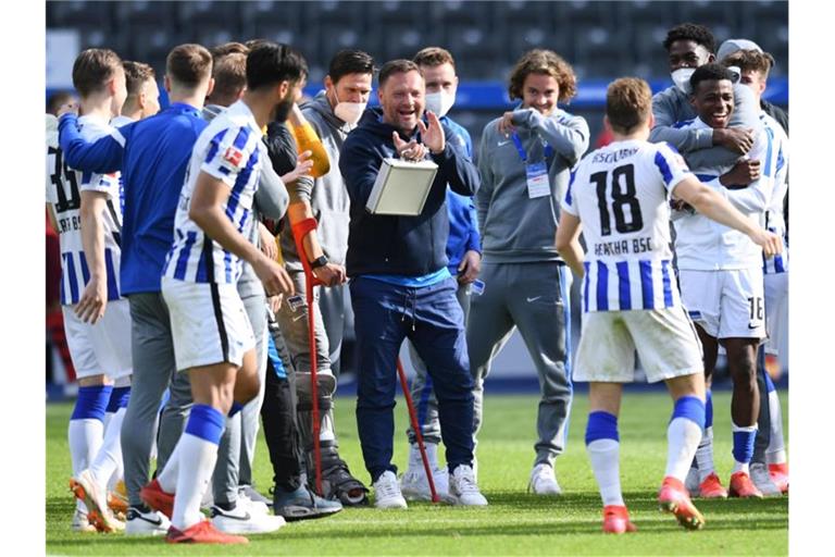 Trainer Pal Dardai (M.) führte Hertha BSC zum Klassenerhalt. Foto: Annegret Hilse/Reuters-Pool/dpa