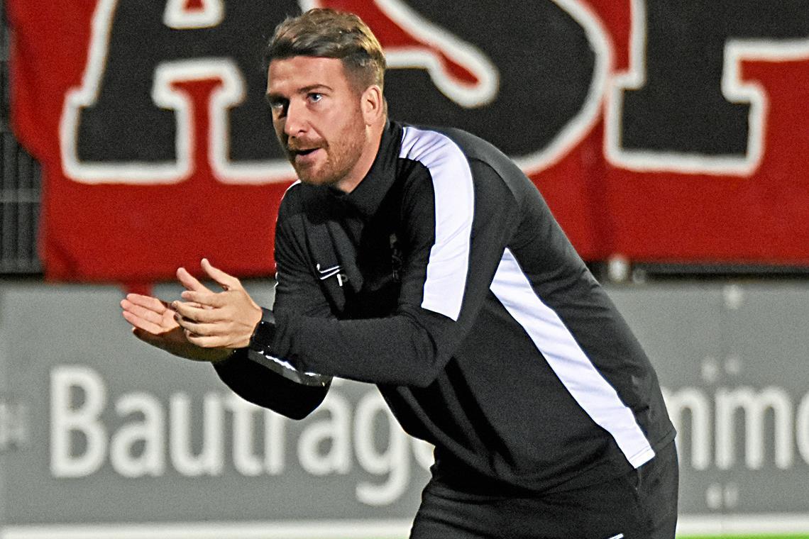 Für die SG Sonnenhof Großaspach ist es zum großen Ziel noch ein Stück Trainer Pascal Reinhardt ist zufrieden mit dem, was sein Team in der bisherigen Saison geleistet hat. Nun gilt es für Großaspachs Fußballer, die Spitze zu verteidigen. Foto: Tobias Sellmaier